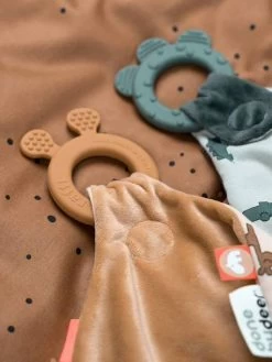 Doudou Plat Attache Sucette - DONE BY DEER Moutarde - Done By Deer 10 Doudou Plat Attache Sucette - DONE BY DEER Moutarde - Done By Deer -Bébé Boutique doudou plat attache sucette done by deer 2